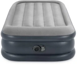 Intex Deluxe Pillow Rest Raised Luchtbed - Eenpersoons - Ingebouwde Elektrische Pomp 12 Intex Deluxe Pillow Rest Raised Luchtbed - Eenpersoons - Ingebouwde Elektrische Pomp -KampGear Winkel 1320 1900 64132 prd2 2023 300