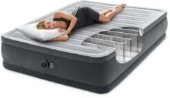 Intex Comfort Plush Hoog Luchtbed - Queensize - Ingebouwde Elektrische Pomp 17 Intex Comfort Plush Hoog Luchtbed - Queensize - Ingebouwde Elektrische Pomp -KampGear Winkel 1320 1900 64414 inuse3 2023 300