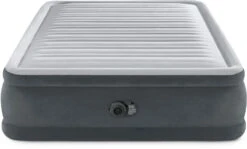 Intex Comfort Plush Hoog Luchtbed - Queensize - Ingebouwde Elektrische Pomp 16 Intex Comfort Plush Hoog Luchtbed - Queensize - Ingebouwde Elektrische Pomp -KampGear Winkel 1320 1900 64414 prd2 2023 300