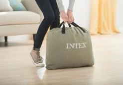 Intex Comfort Plush Extra Hoog Luchtbed - Queensize - Ingebouwde Elektrische Pomp -KampGear Winkel 1320 1900 64418 inuse1 2017 300