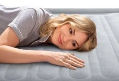 Intex Comfort Plush Luchtbed - Eenpersoons - Ingebouwde Elektrische Pomp 19 Intex Comfort Plush Luchtbed - Eenpersoons - Ingebouwde Elektrische Pomp -KampGear Winkel 1320 1900 67766 inuse4 2022 300