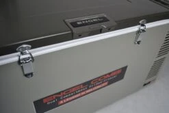 Engel MD60F-C Dual-zone Compressor Koelbox - 57 Liter -KampGear Winkel 1900 2849 md60fc verschluss detail